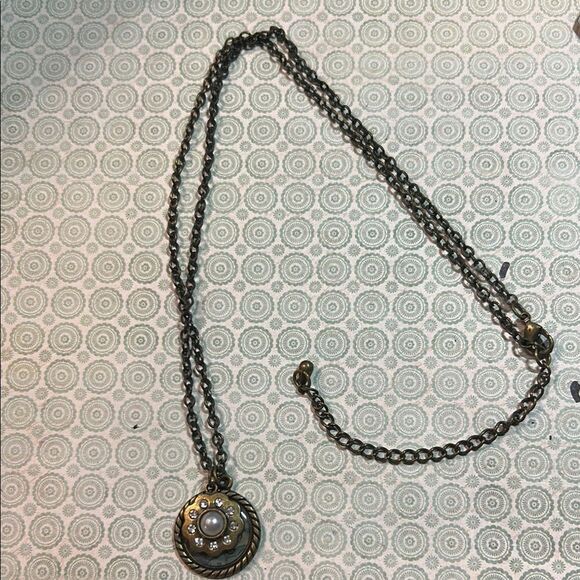Elegant Gold and Silver Pendant Necklace - Picture 1 of 4